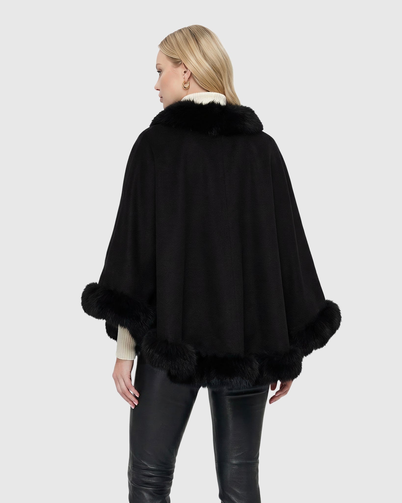 Cape en cachemire avec bordure en renard