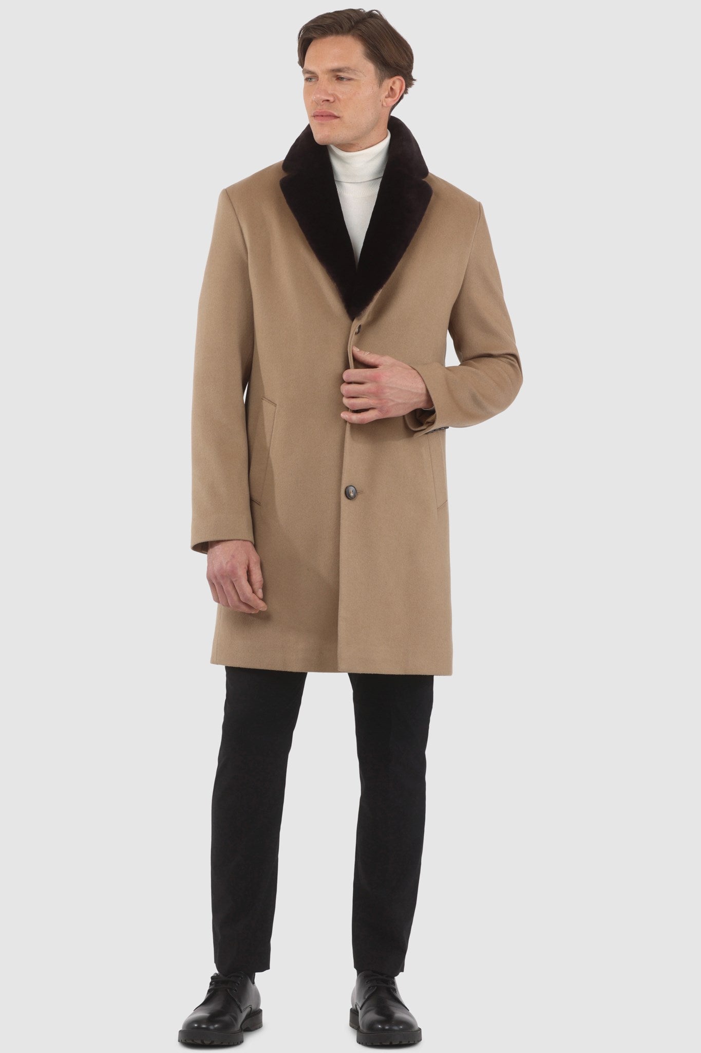 Manteau court pour homme en cachemire Loro Piana avec col amovible en peau lainée d'agneau sélectionnée