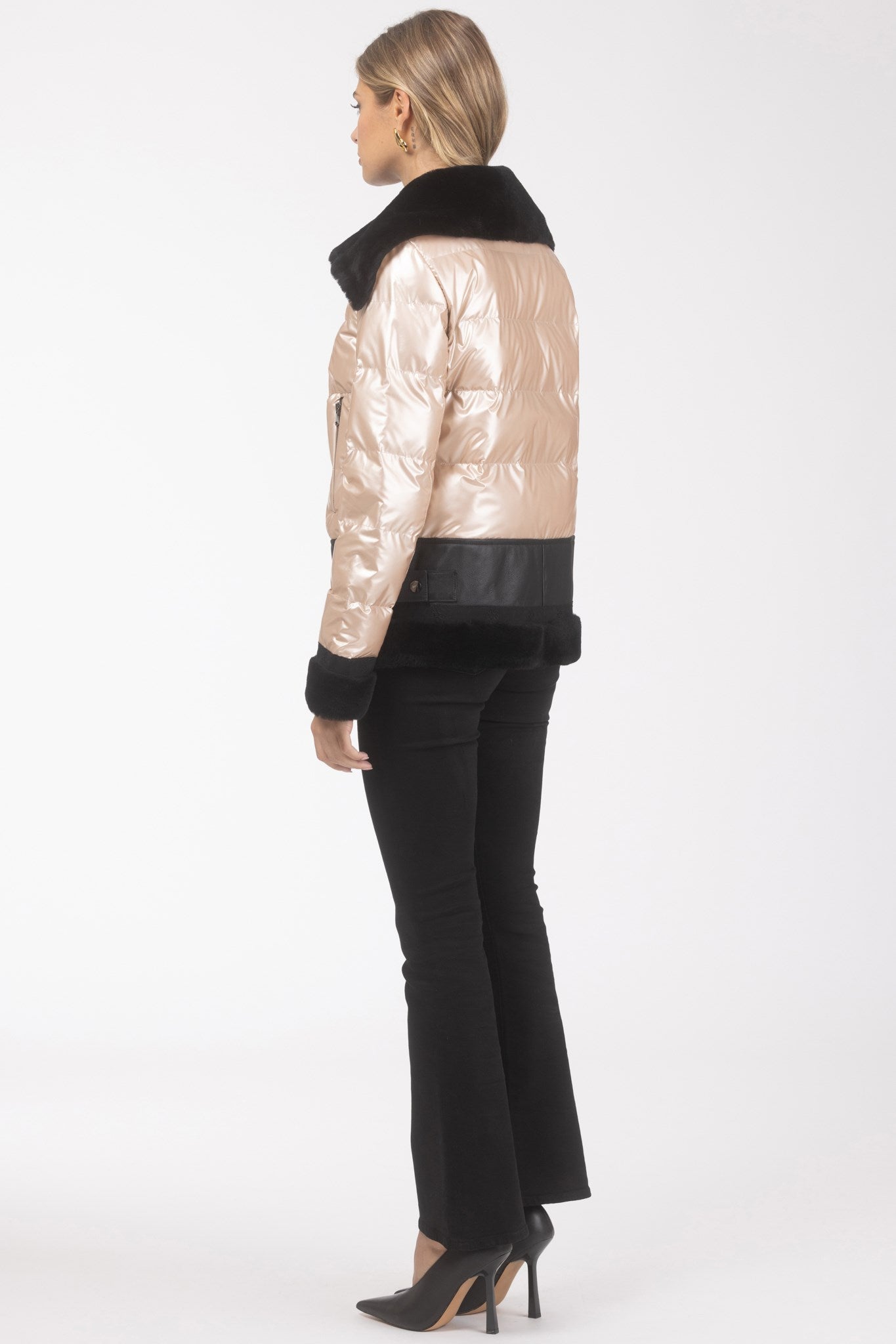 Veste matelassée avec bordure en peau d'agneau mérinos