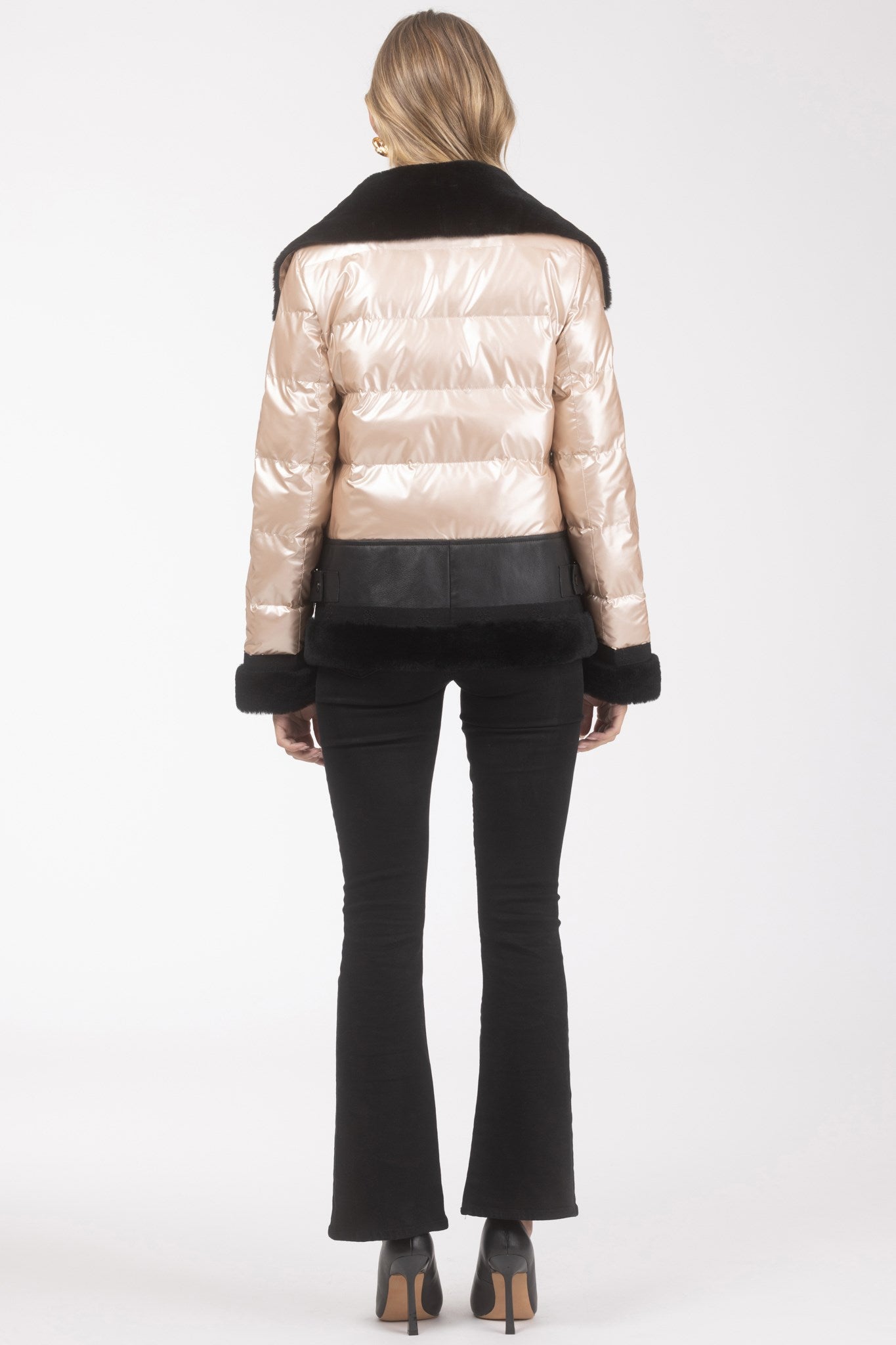 Veste matelassée avec bordure en peau d'agneau mérinos