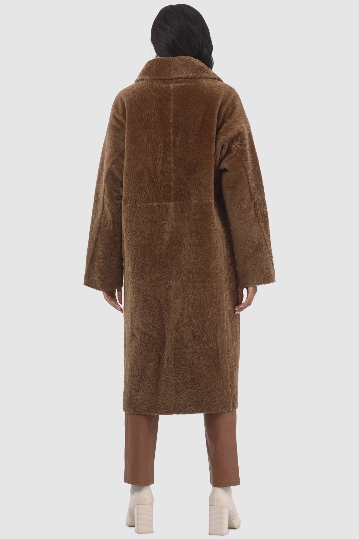 Manteau court réversible en peau de mouton retournée texturée