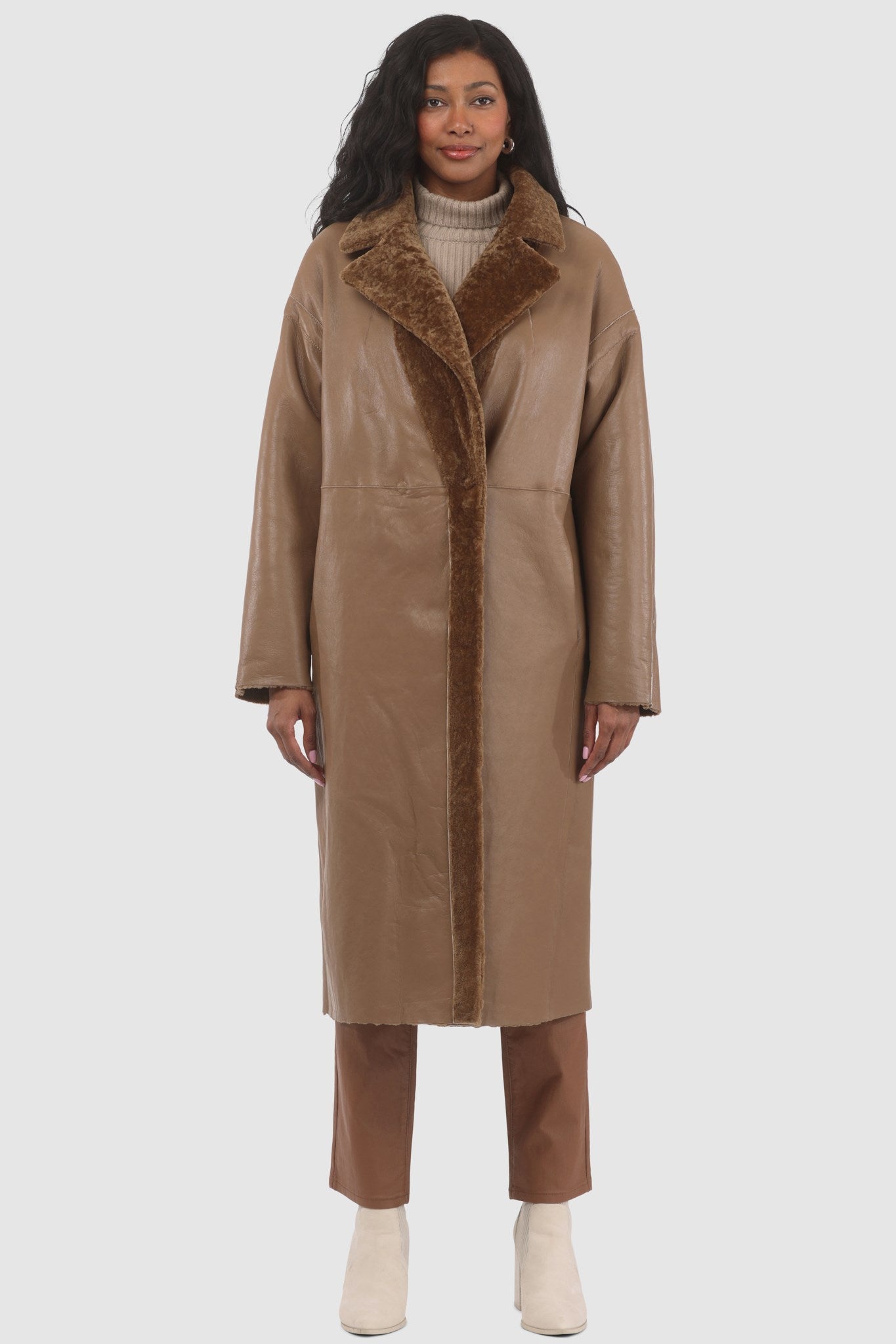 Manteau court réversible en peau de mouton retournée texturée