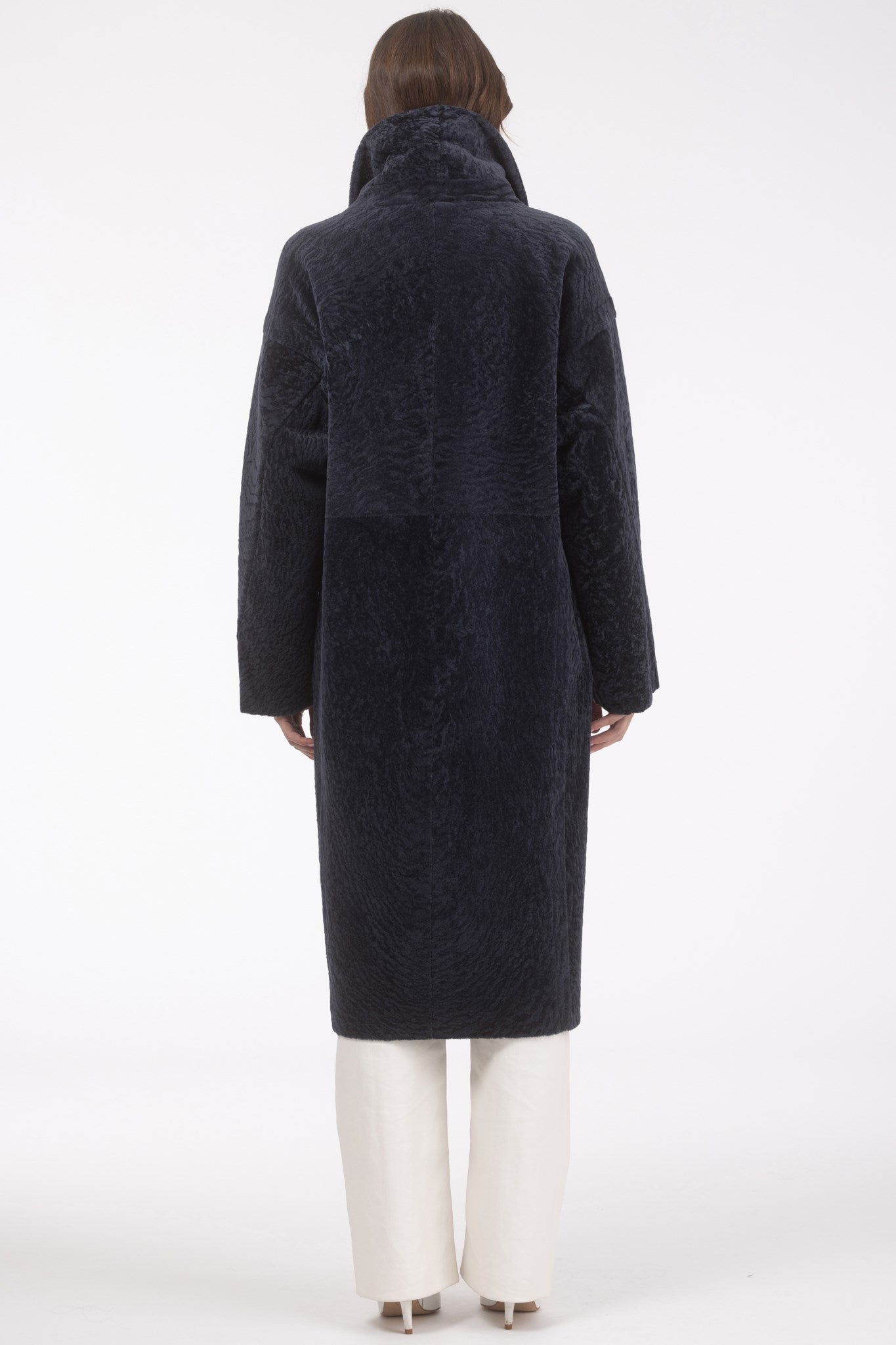 Manteau court réversible en peau de mouton retournée texturée