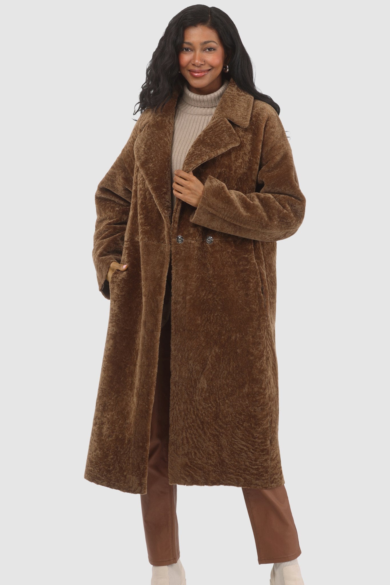 Manteau court réversible en peau de mouton retournée texturée