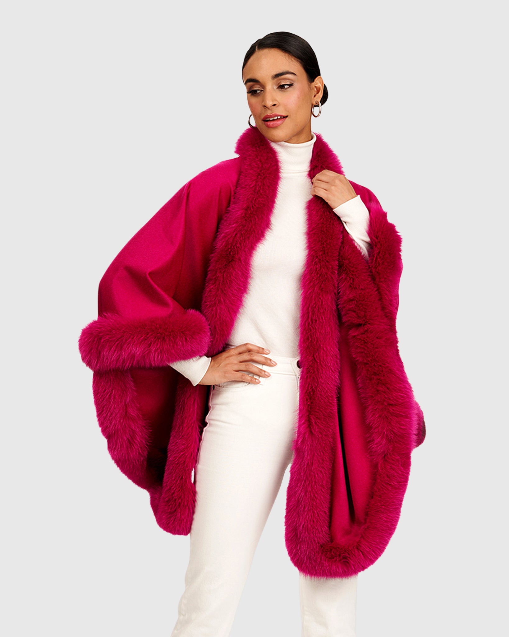 Cape en cachemire avec bordure en renard