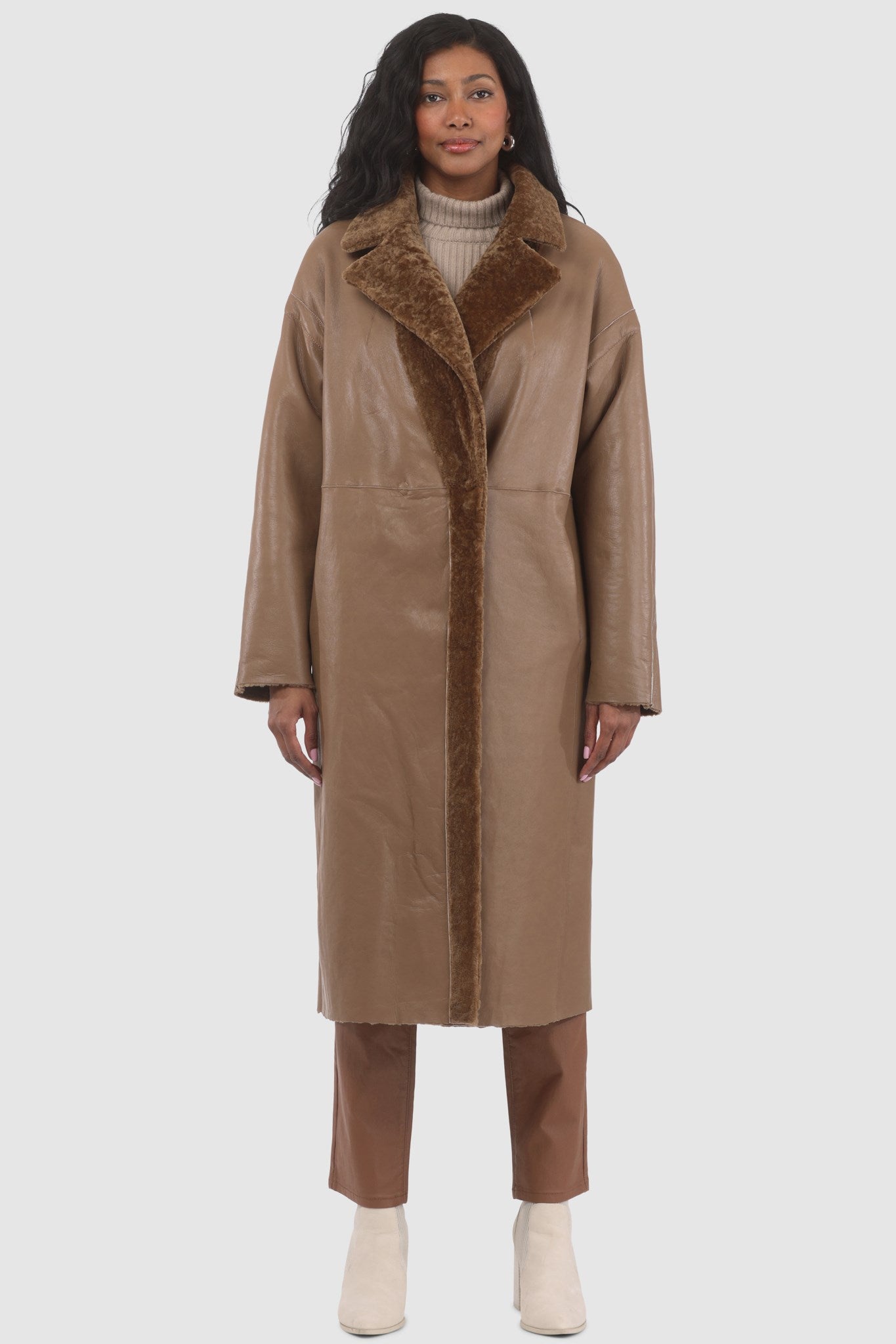 Manteau court réversible en peau de mouton retournée texturée