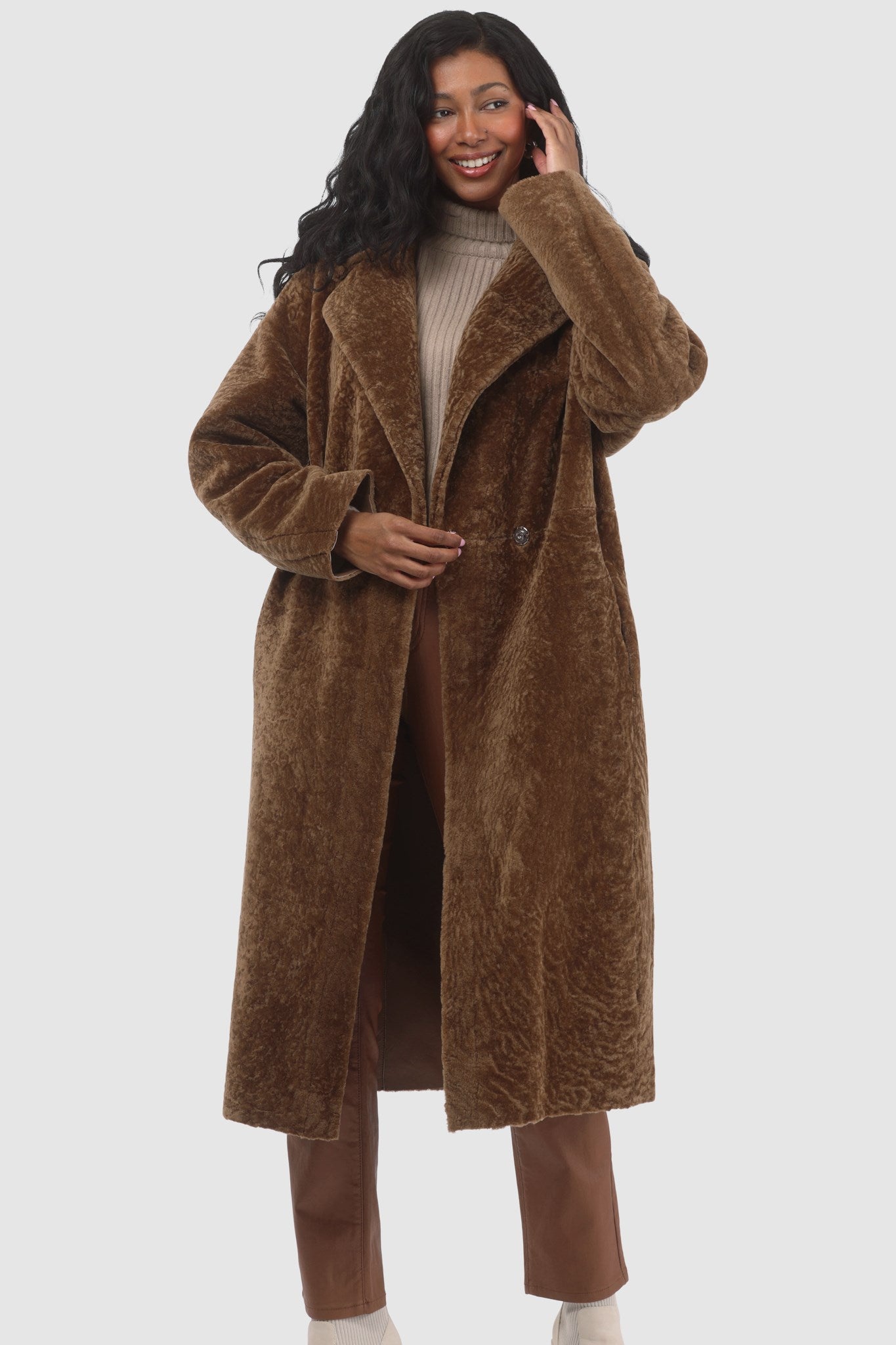 Manteau court réversible en peau de mouton retournée texturée