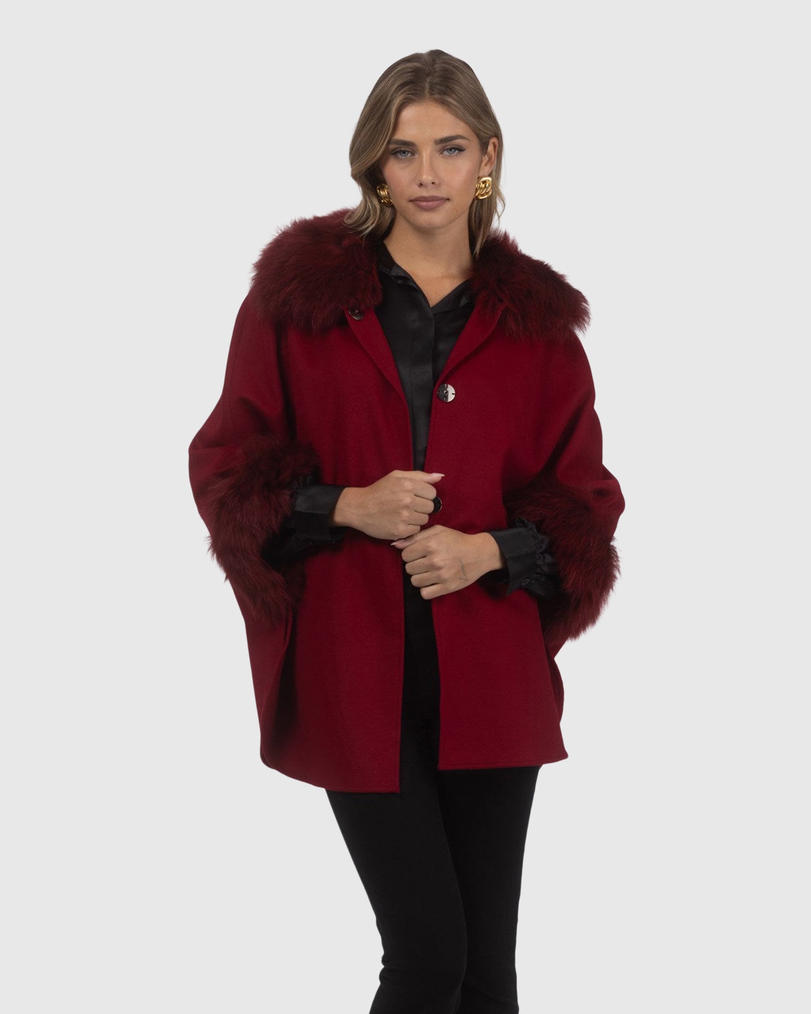 CAPE EN LAINE SÉLECTIONNÉE AVEC COL ET POIGNETS EN AGNEAU SÉLECTIONNÉS